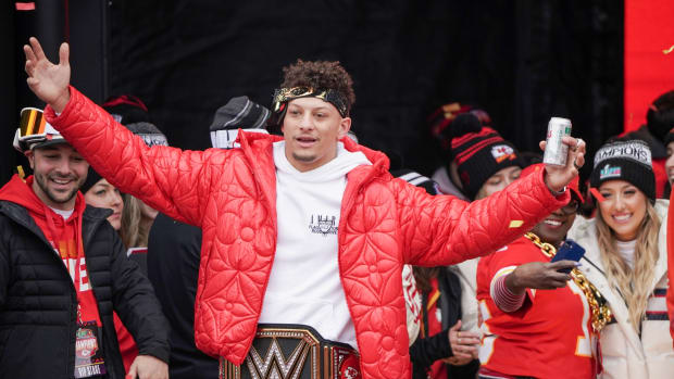 Patrick Mahomes celebra durante el desfile de Kansas City Chiefs